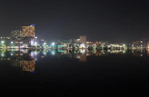 Pattaya Beach gece su yansıması ile Cityscape — Stok fotoğraf