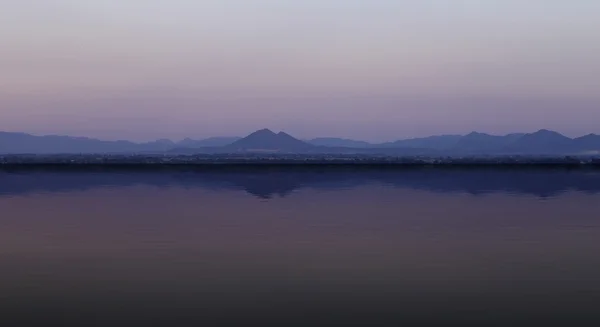 Montagne avec reflet d'eau, Lopburi, Thaïlande — Photo