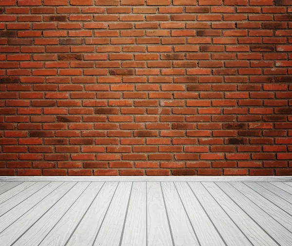 Habitación interior con pared de ladrillo y suelo de madera — Foto de Stock