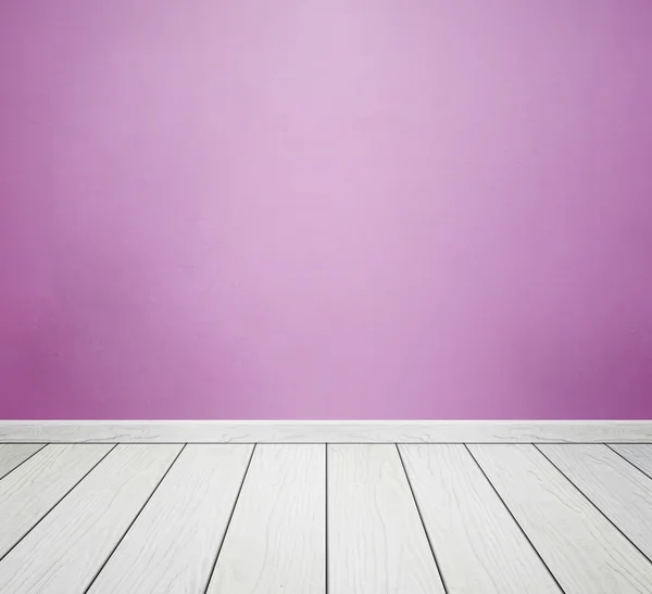 Interior da sala com parede de concreto e piso de madeira branca — Fotografia de Stock