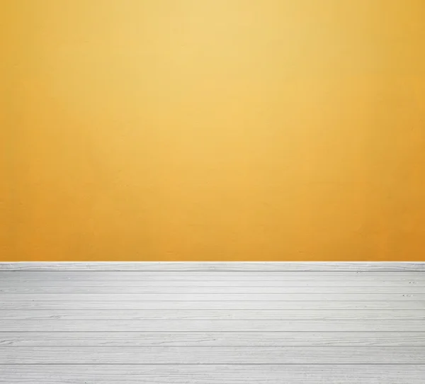 Interior da sala com parede de concreto amarelo e piso de madeira branca — Fotografia de Stock