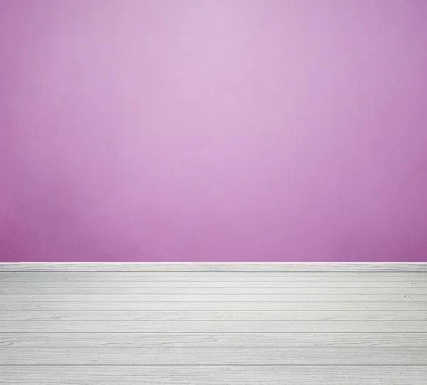 Інтер'єр кімнати з рожевою бетонною стіною і білою дерев'яною підлогою — стокове фото