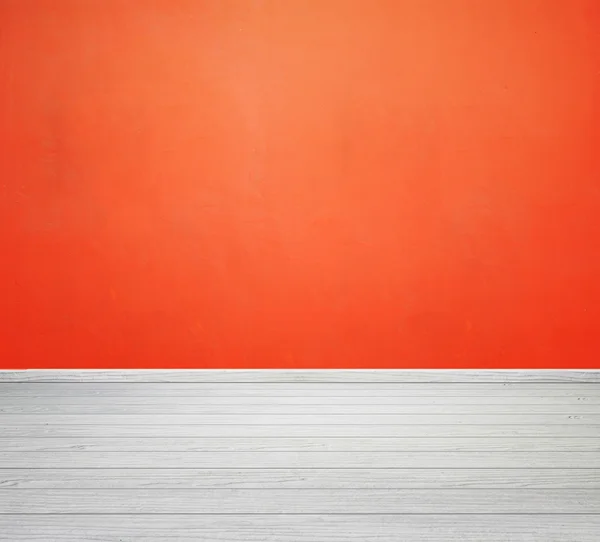 Interior da sala com parede de concreto laranja e piso de madeira branca — Fotografia de Stock