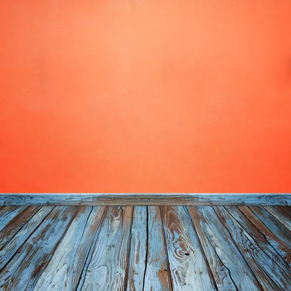 Інтер'єр кімнати з бетонною стіною і дерев'яною підлогою — стокове фото