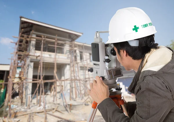 Ingenieurs gebruik tacheometer of Theodoliet met woningbouw — Stockfoto