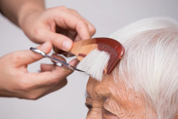 Senior női szürke haj vágás — Stock Fotó