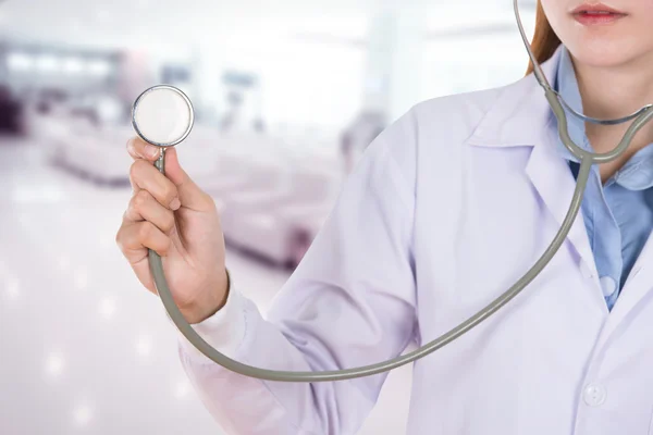 Close-up van de stethoscoop met vrouwelijke arts in het ziekenhuis — Stockfoto