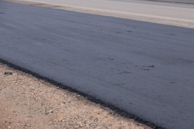 Yakın çekim asfalt yol yapım aşamasında