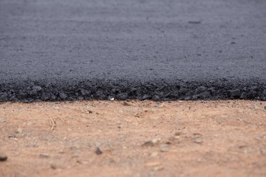 Yakın çekim asfalt yol yapım aşamasında