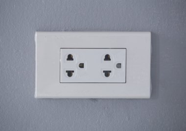 Duvar tabağı ile yeni elektrik priz 