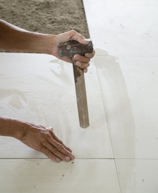 İnşaat alanında kiremitli işçisi.