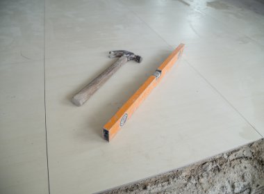 ruh düzeyi ve çekiç (aracı çalışma döşeme için)