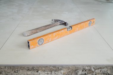 ruh düzeyi ve çekiç (aracı çalışma döşeme için)