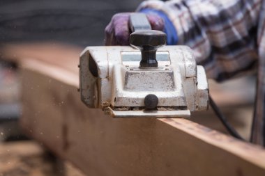 çalışan elektrikli bir uçak ile bir tahta planya