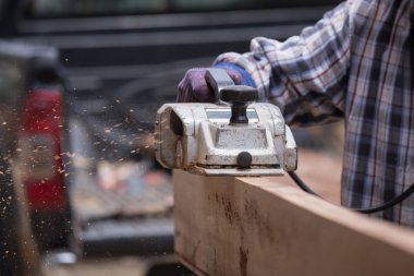 çalışan elektrikli bir uçak ile bir tahta planya