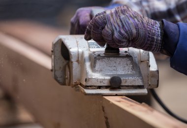 çalışan elektrikli bir uçak ile bir tahta planya