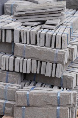 kazık gri taş döşeme hazırlamak için yükleyin 