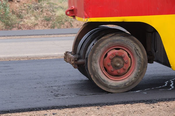 Pneumatikus tyred görgős tömörítőgép Aszfalt úton — Stock Fotó