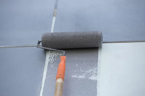 Painting a wall with painting roller — Stock Photo, Image