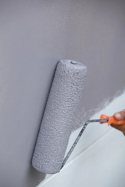 Dipingere una parete con rullo di pittura — Foto Stock