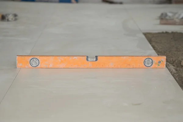 Spirit level tool on floor tile — Stock Photo, Image