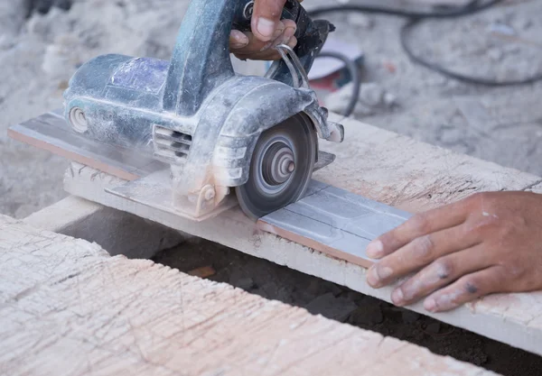 Dělník, řezání dlaždic pomocí úhlové brusky — Stock fotografie