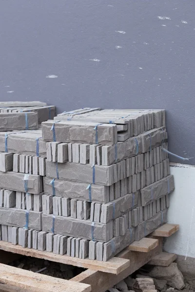 Haufen grauer Steinplatten bereiten sich auf den Einbau vor — Stockfoto