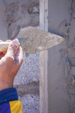 İnşaat Duvarında Sıvacı Beton İşçisi