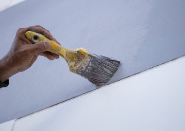 el fırça boya duvar tutarak