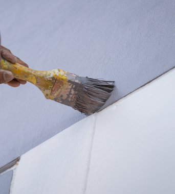 el fırça boya duvar tutarak