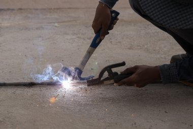 Kaynak yapan bir kaynakçı..