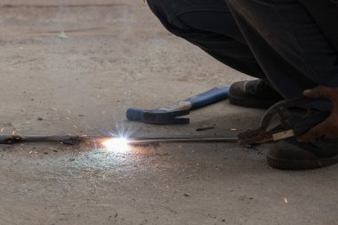 Kaynak yapan bir kaynakçı..