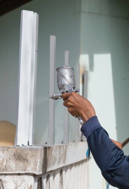 Ressamlar sprey boya çelik çerçeve vardı