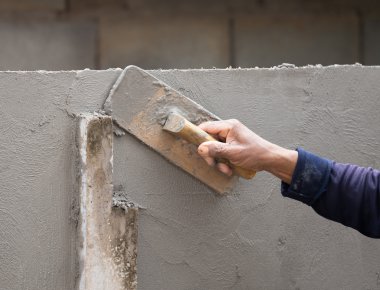 işçi beton duvar sıvama mala kullanın