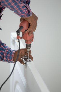 Kapı yükleme. Alt menteşe cıvata için bir delik matkap