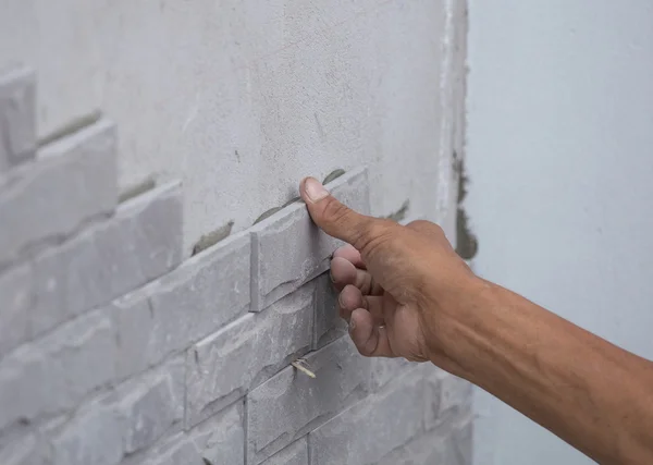 Operaio installare rivestimento in pietra con cemento per la casa — Foto Stock