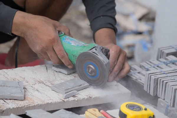 工人切割砂石材瓷砖使用角向磨光机 — 图库照片