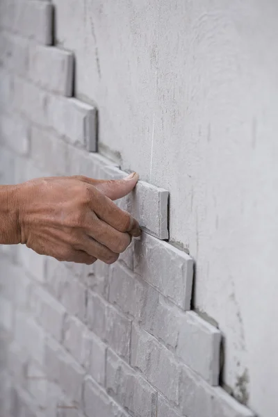 Travailleur installer carrelage mur en pierre avec du ciment pour la maison — Photo