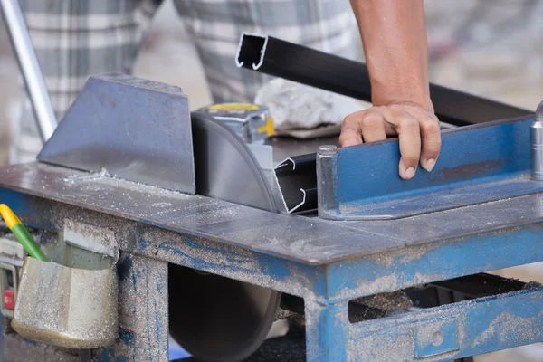 Trabajador de corte de aluminio con hoja amoladora — Foto de Stock