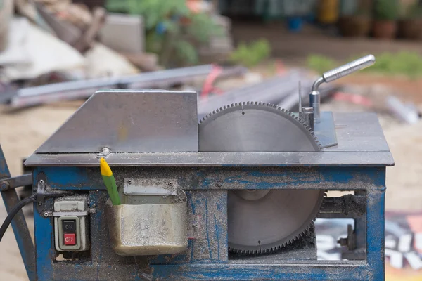 Aluminium-Schneidklinge auf dem Tisch — Stockfoto