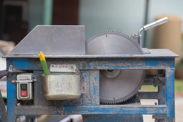 Aluminium-Schneidklinge auf dem Tisch — Stockfoto