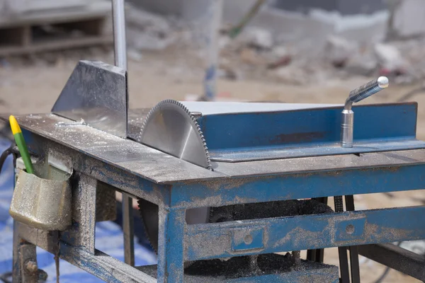 Lâmina de corte de alumínio na mesa — Fotografia de Stock