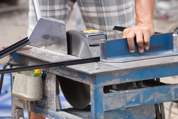 Worker cutting aluminium with grinder blade — Stock Photo, Image
