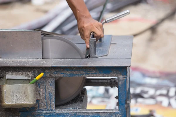 Pracownik cięcia aluminium z szlifierka tarczy — Zdjęcie stockowe