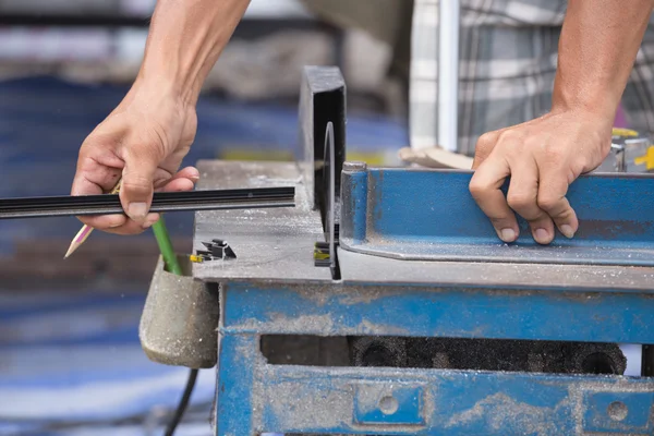 Werknemer snijden aluminium met grinder mes — Stockfoto