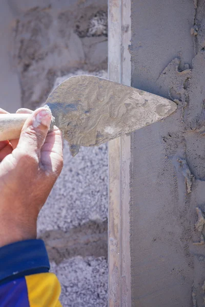 Travailleur en béton plâtrier au mur de construction de la maison — Photo