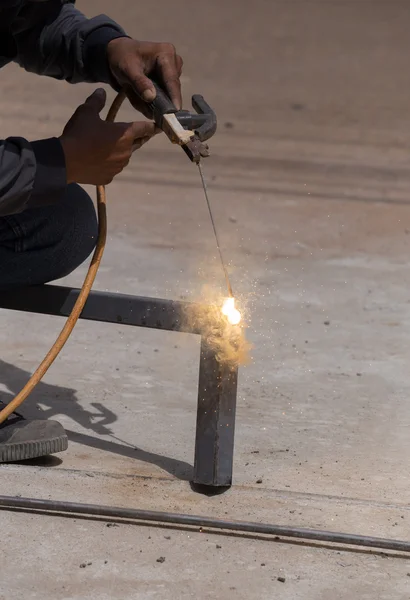 Welder working a welding metal — Stock Photo, Image