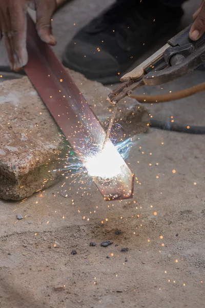 Soldador que trabaja un metal de soldadura — Foto de Stock