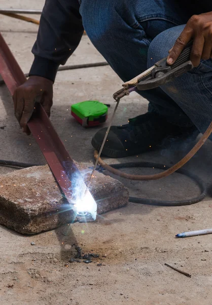Svářeč pracující na svařovacím kovu — Stock fotografie