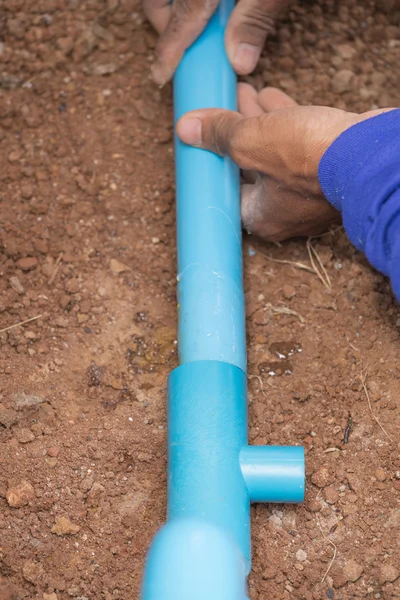 Fontanero montaje de tuberías de agua de pvc — Foto de Stock